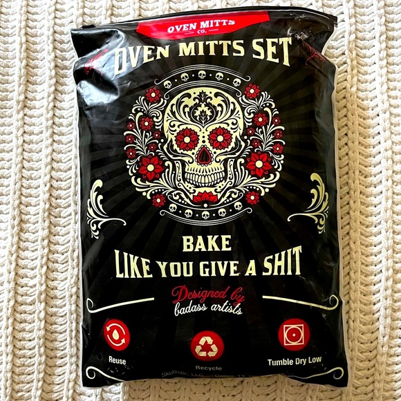 🌹Skulls & Roses Red Black Moody Cotton Printed Halloween Kitchen Oven Mitts🌹 - Picture 4 of 15